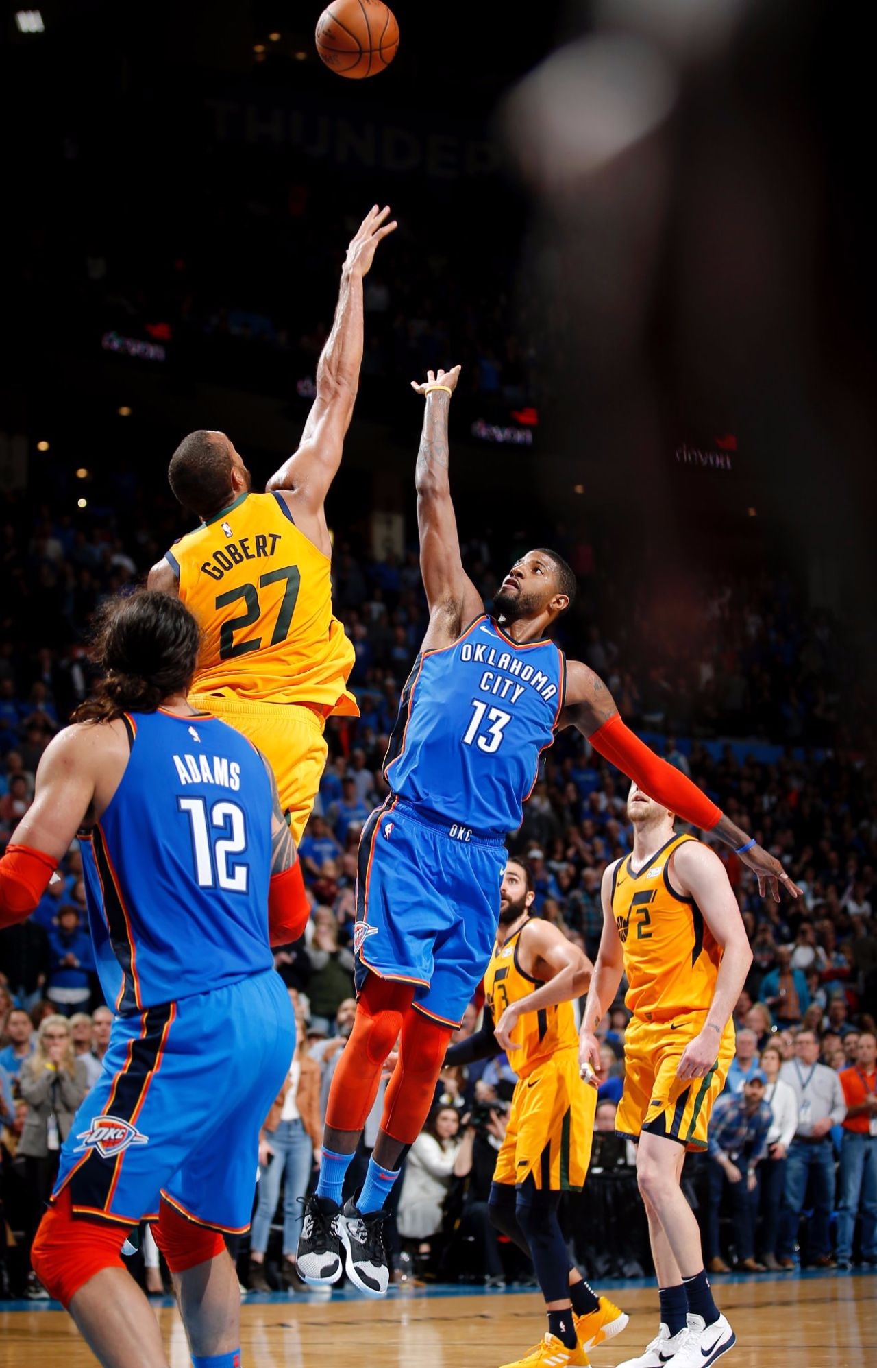 魔术鏖战新疆队,乔治统治全场 魔术鏖战新疆队,乔治统治全场